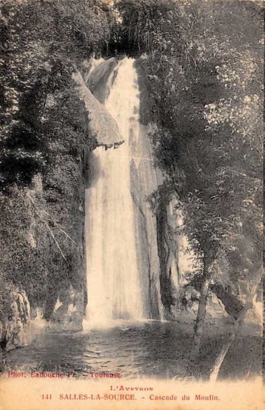 Carte postale ancienne Salles-La-Source - Cascade du Moulin 1