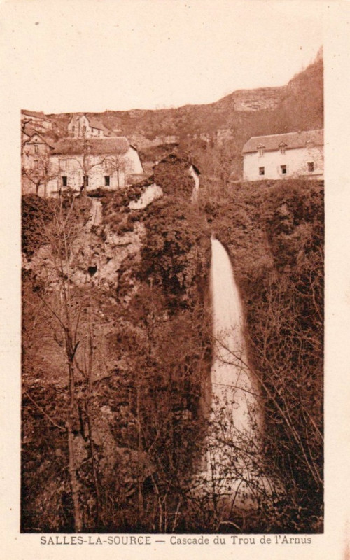 Carte postale ancienne Salles-La-Source - Cascade du Trou de l'Arnus