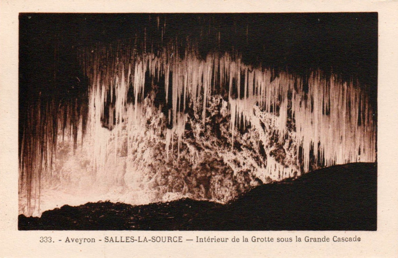 Carte postale ancienne Salles-La-Source - Grande Cascade - La Grotte