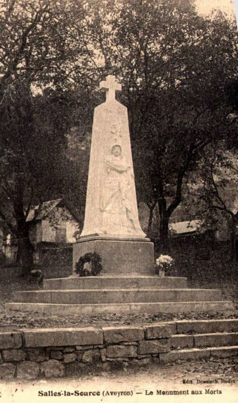 Carte postale ancienne Salles-La-Source - Monument aux morts