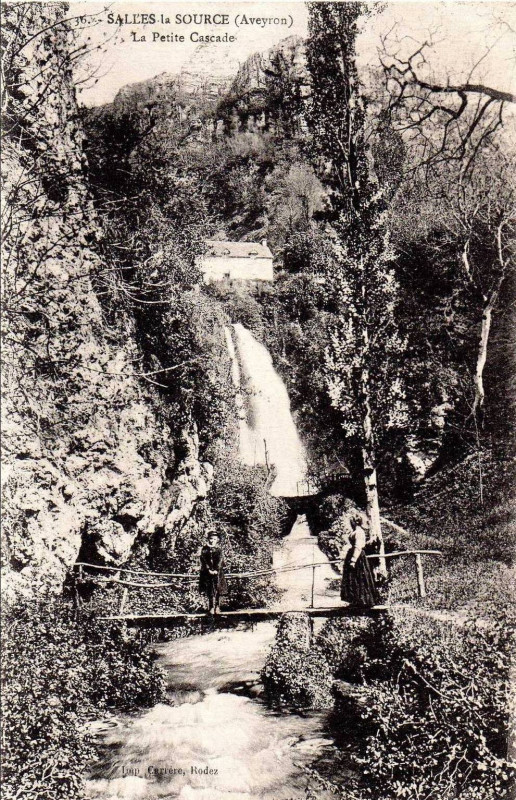 Carte postale ancienne Salles-La-Source - Petite Cascade 1
