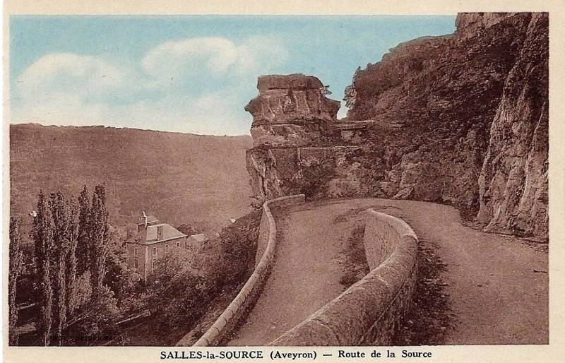 Carte postale ancienne Salles-La-Source - route de la source
