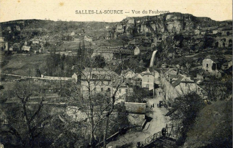 Carte postale ancienne Salles-La-Source - vue du faubourg