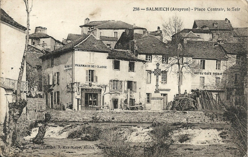 Carte postale ancienne Salmiech - Place centrale 1