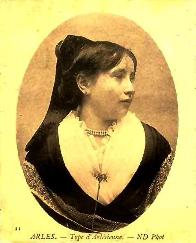 Carte postale ancienne Arles arlésienne 1900