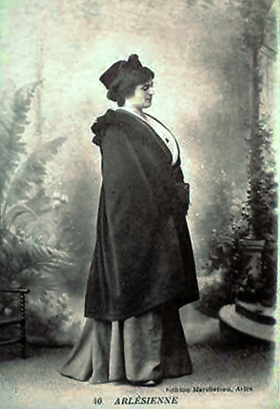 Carte postale ancienne Arles arlésienne 1910