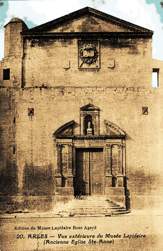 Carte postale ancienne Arles Musée Lapidaire