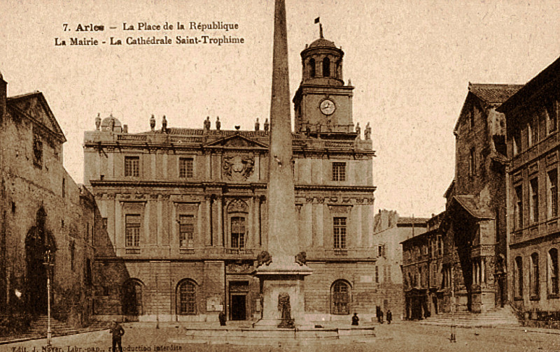 Carte postale ancienne Arles Place de la Republique 01
