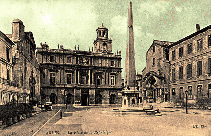 Carte postale ancienne Arles Place de la Republique 02