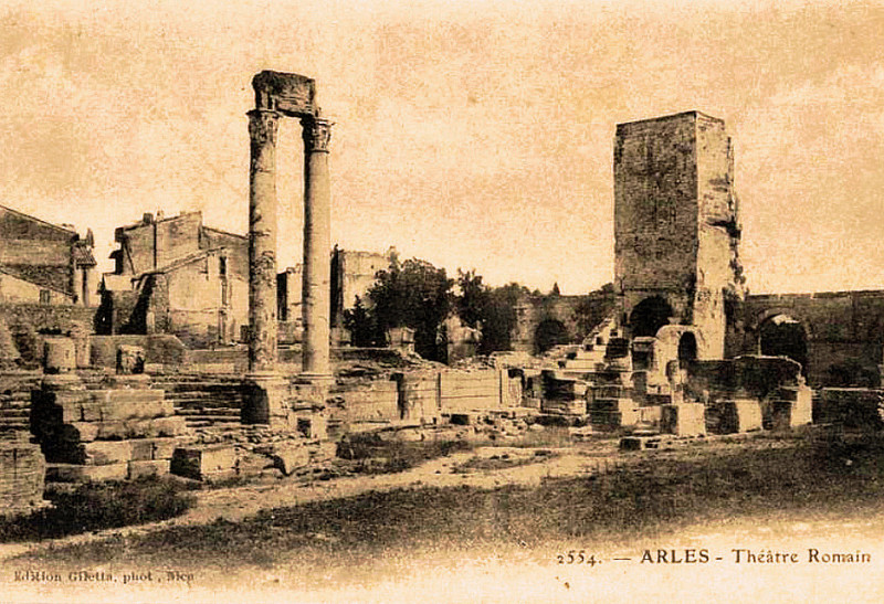 Carte postale ancienne Arles Thétre romain