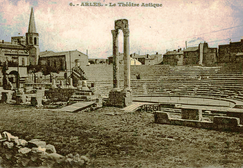Carte postale ancienne Arles Théâtre antique ruines