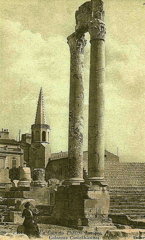 Carte postale ancienne Arles Théâtre Colonnes corinthiennes