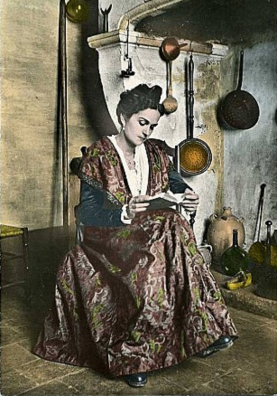 Carte postale ancienne Arlésienne devant sa cheminée