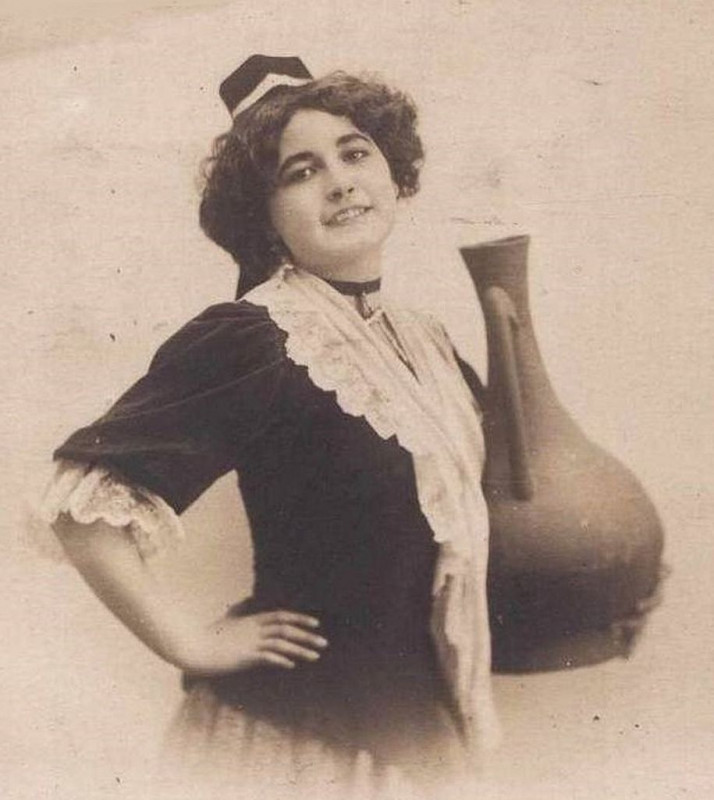 Carte postale ancienne Arlésienne à la poterie