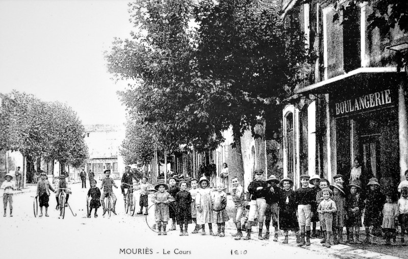 Carte postale ancienne 1910-Mouries-01