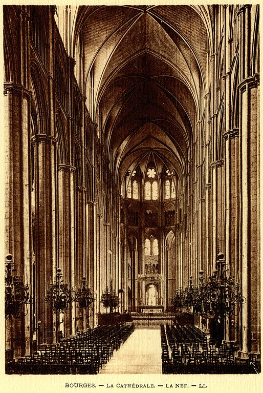 Carte postale ancienne Bourges la cathedrale la nef