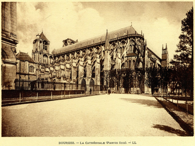 Carte postale ancienne Bourges la cathedrale partie sud