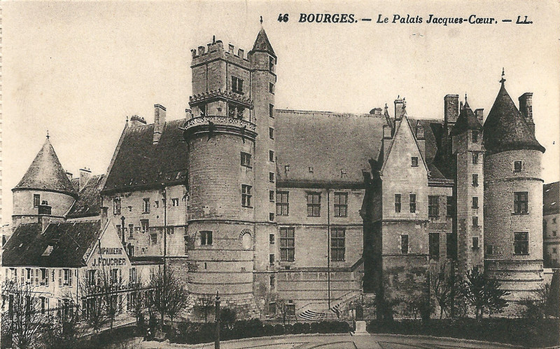 Carte postale ancienne Bourges-Fr-18-Cpa-palais Jacques Coeur-1