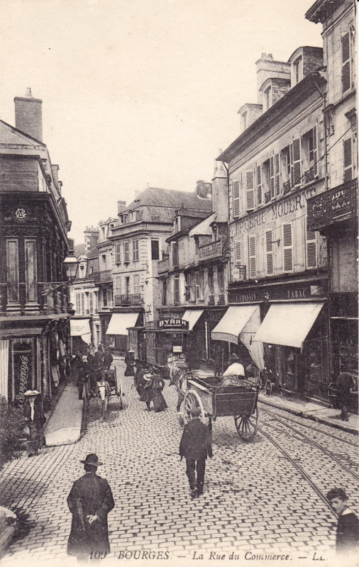Carte postale ancienne Ll 109 - Bourges - La Rue du Commerce