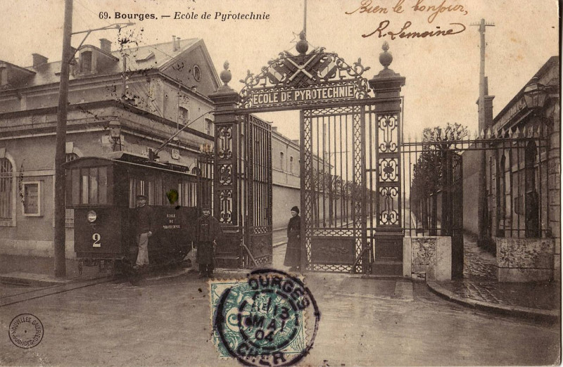 Carte postale ancienne Nouvelles Galeries 69 - Bourges - Ecole de Pyrotechnie