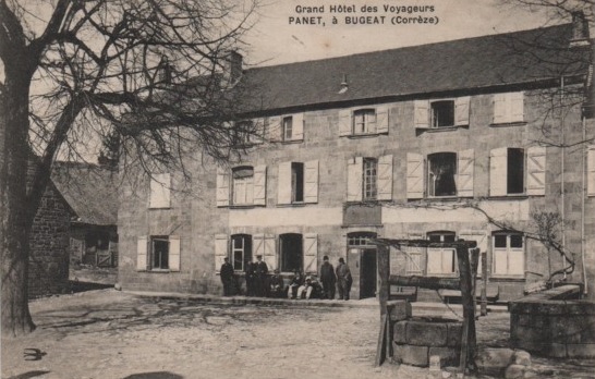 Carte postale ancienne Place République Bugeat Hôtel des Voyageurs Cpa