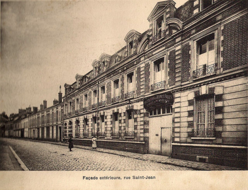 Carte postale ancienne Dreux rue St-Jean Institution de Jeunes Filles dirigée par Mlle Riberou façade extérieure Eure-et-Loir (France)