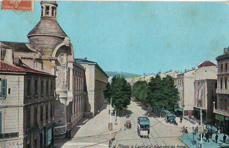 Carte postale ancienne Lv & Cie 30 - Nimes - Le Lycée et le Boulevard des Arènes