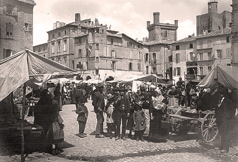 Carte postale ancienne Uzès Marché en 1890