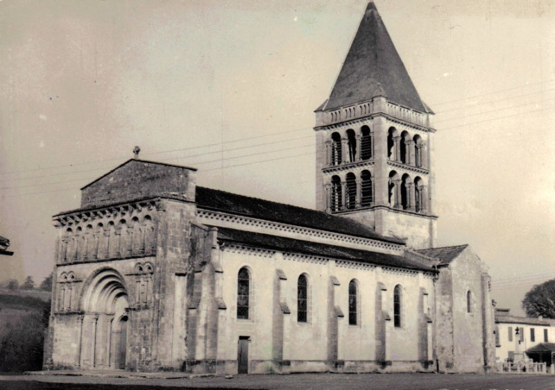 Carte postale ancienne Aillas - église 1