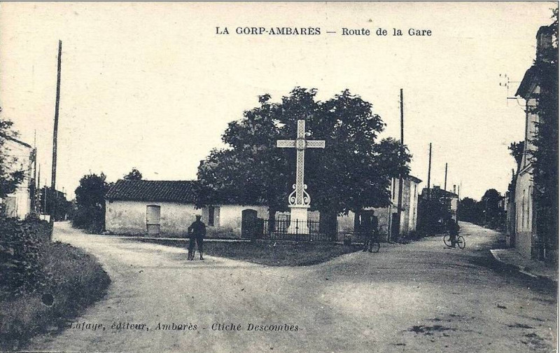 Carte postale ancienne Ambares route-de-la-gare Croix de Marquet