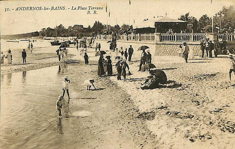 Carte postale ancienne Andernos-les-Bains - La Place Terrasse