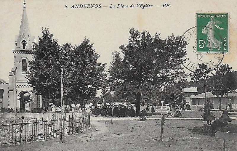 Carte postale ancienne Andernos-les-Bains - Place de l'église 1