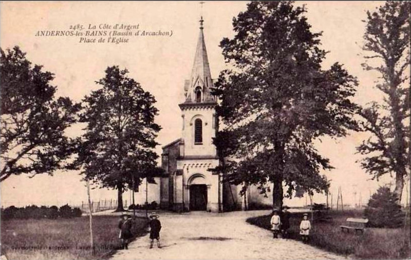 Carte postale ancienne Andernos-les-Bains - Place de l'église 2