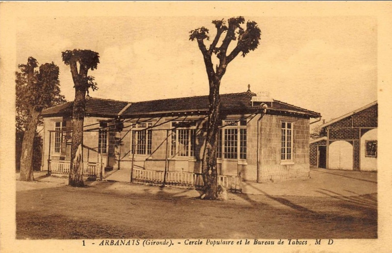 Carte postale ancienne Cercle Populaire et le Bureau de Tabacs à Arbanats