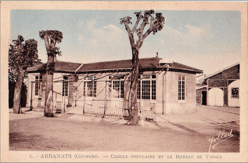 Carte postale ancienne Cercle Populaire et le Bureau de Tabacs à Arbanats