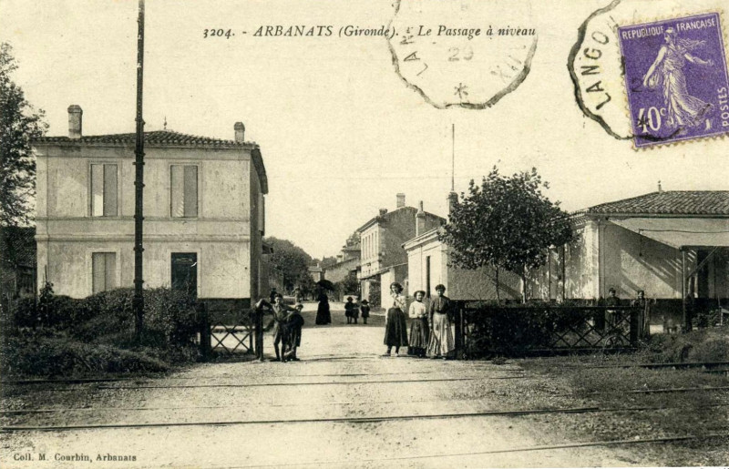 Carte postale ancienne Arbanats - Passage à niveau