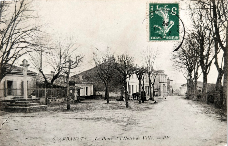 Carte postale ancienne Arbanats - Place et Hôtel de ville
