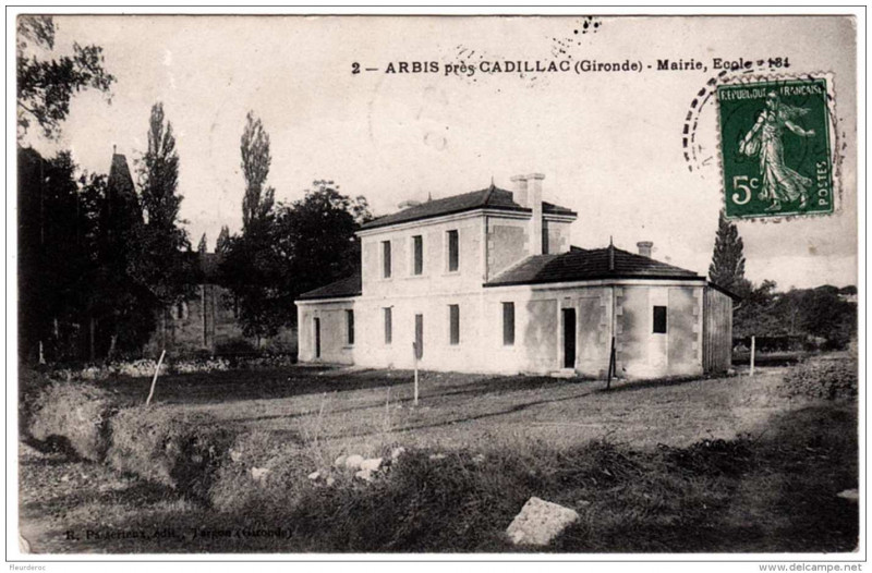 Carte postale ancienne Arbis - Mairie- écoles-église 1