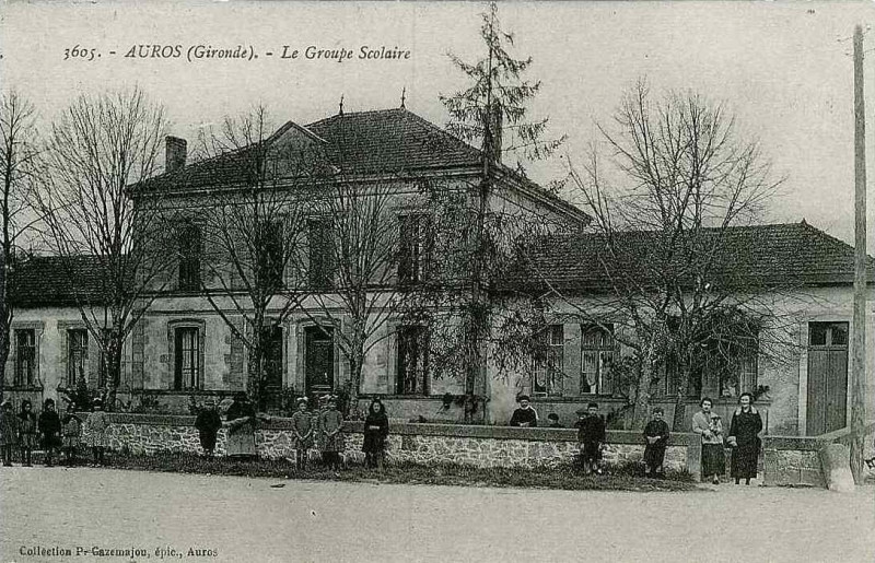 Carte postale ancienne Auros - Le groupe scolaire