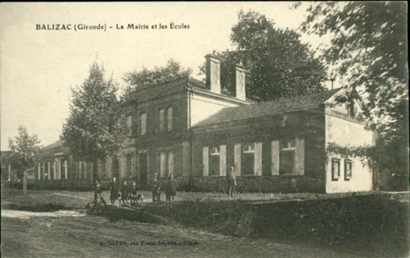 Carte postale ancienne Balizac - La Mairie 2