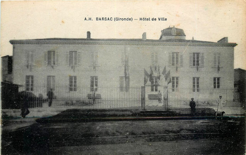 Carte postale ancienne Barsac - Hôtel-de-ville 1