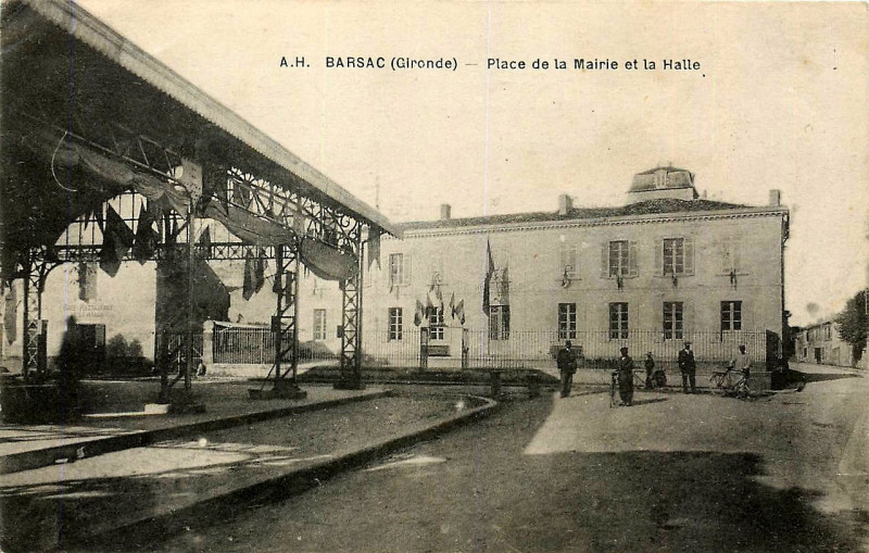 Carte postale ancienne Barsac - place de la Mairie