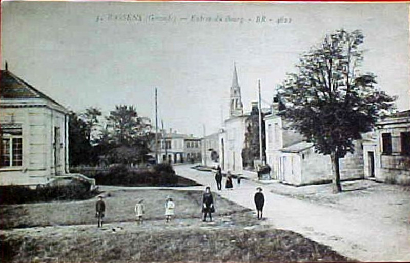 Carte postale ancienne Bassens - bourg 3