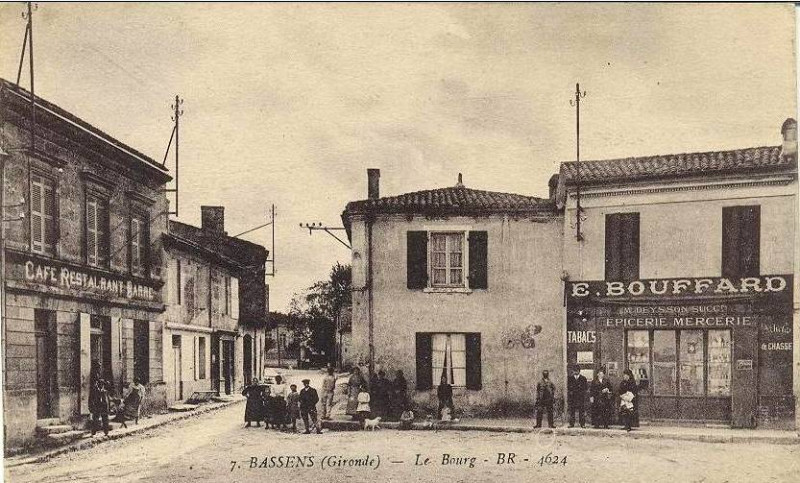 Carte postale ancienne Bassens - bourg 4