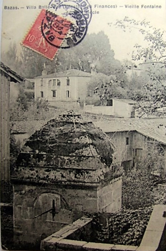 Carte postale ancienne Bazas - Fontaine a