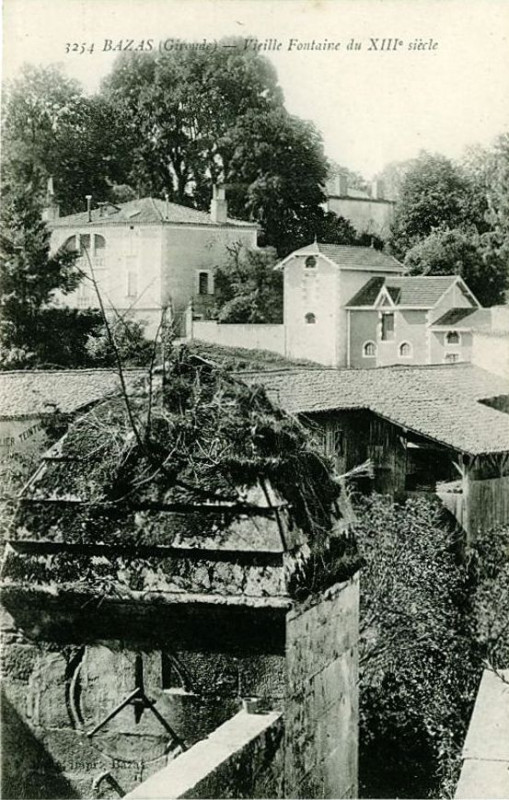Carte postale ancienne Bazas - Fontaine b