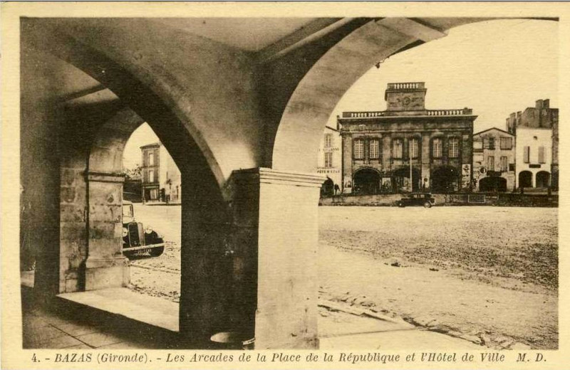 Carte postale ancienne Bazas - Place de la République 1a