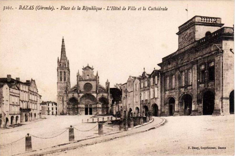 Carte postale ancienne Bazas - Place de la République 2