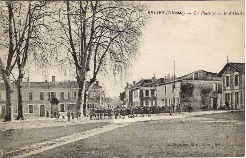 Carte postale ancienne Belin-Béliet - place et route d'Hostens