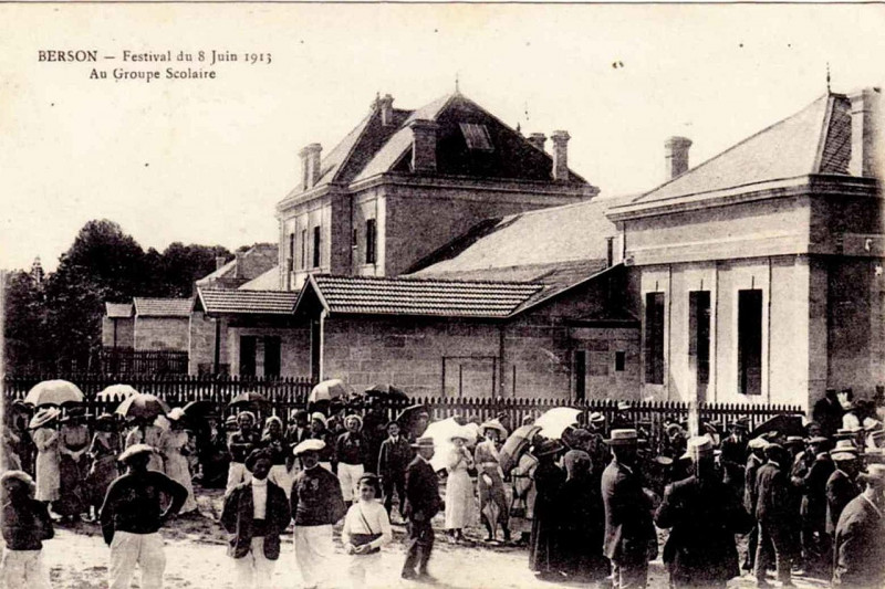 Carte postale ancienne Berson - groupe scolaire